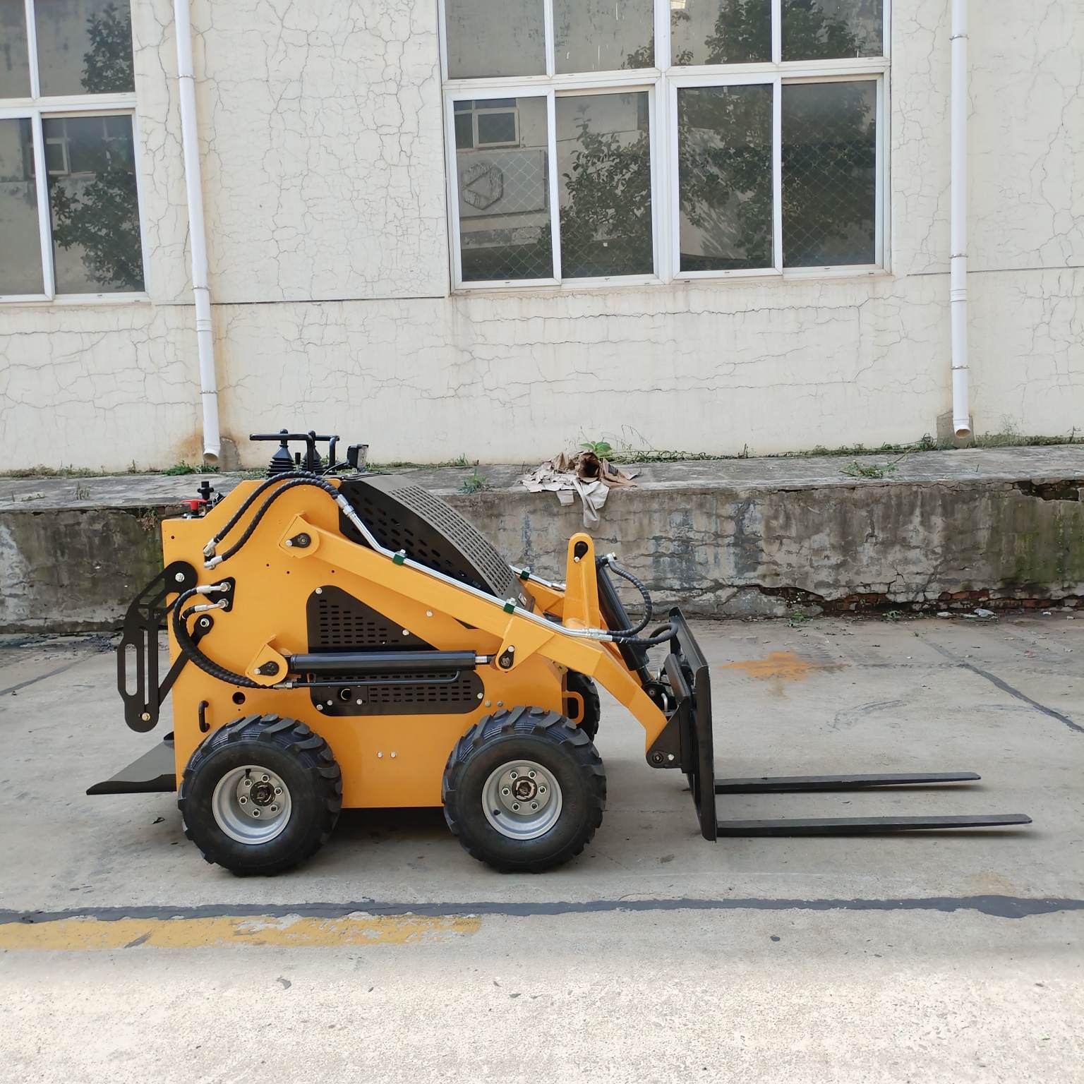 1-ton tracked skid steer loader
